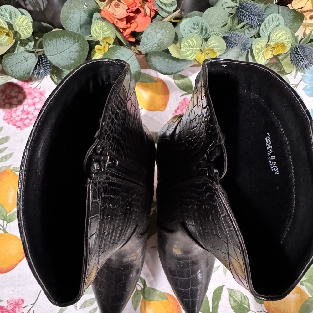 Chinese Laundry Elegant Black Croc-Embossed Women's Boots - Size 8.5M - Picture 4 of 9